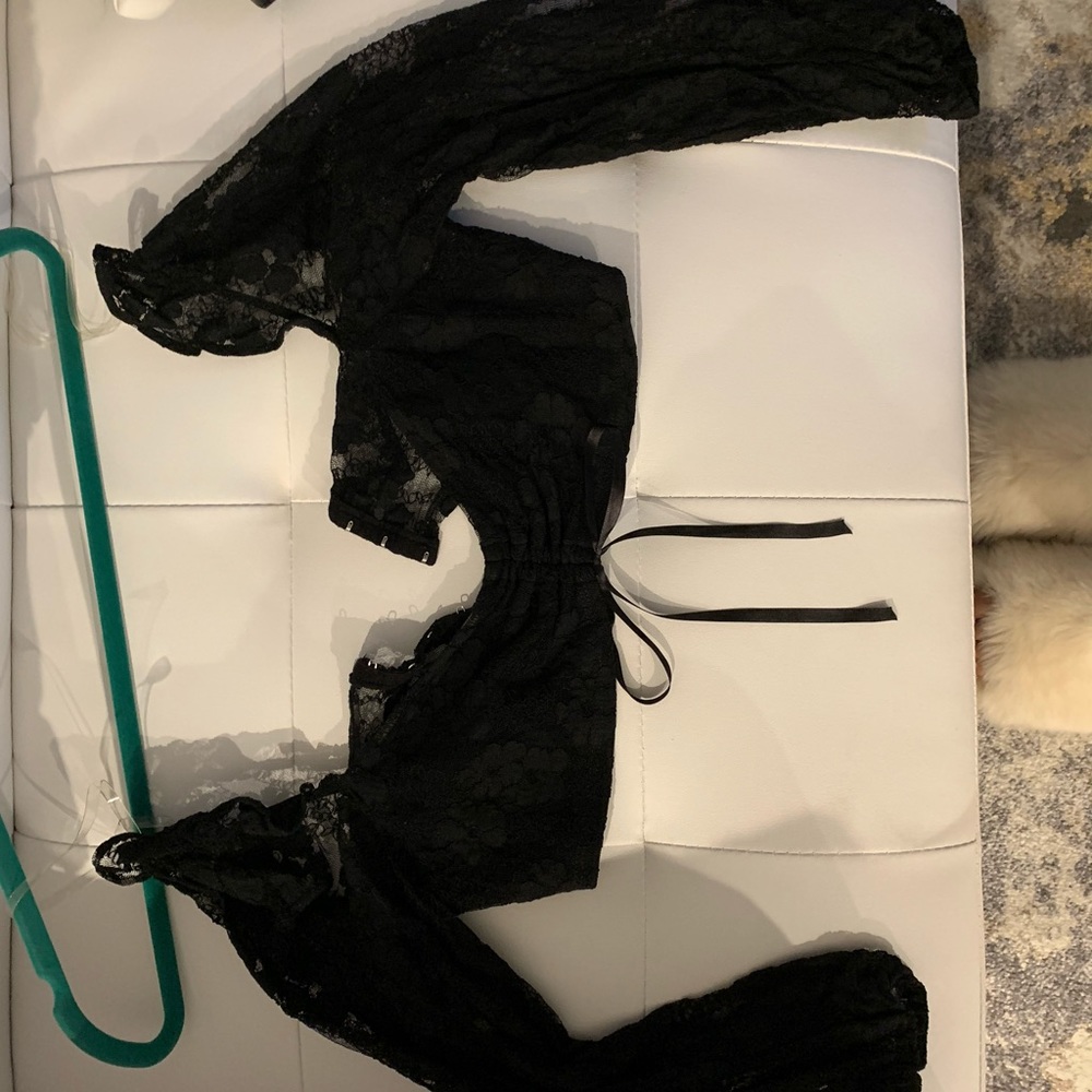 Vintage black lace long sleeve crop top